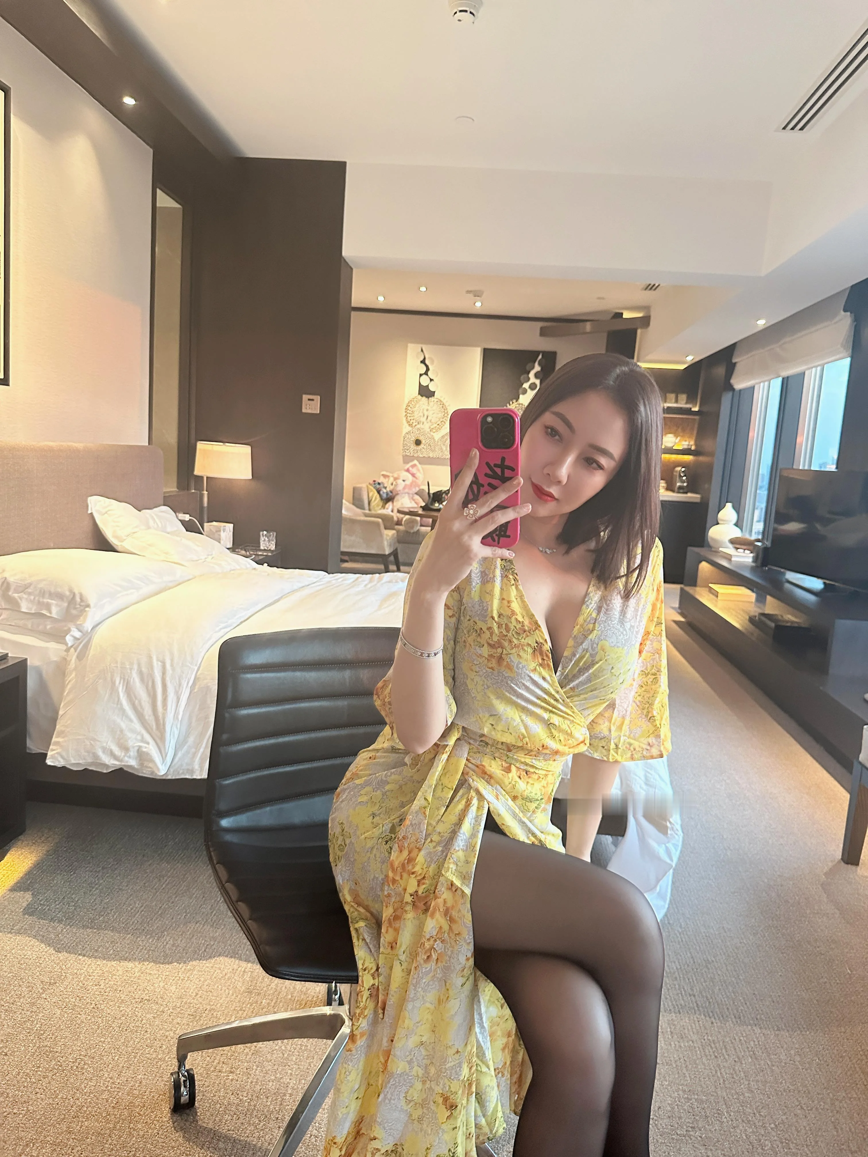 果儿Victoria – 黄色战袍 23P